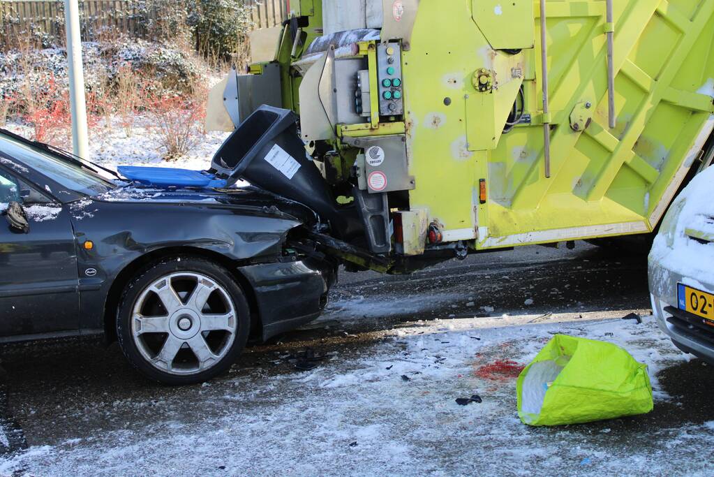 Automobiliste botst achterop vuilniswagen