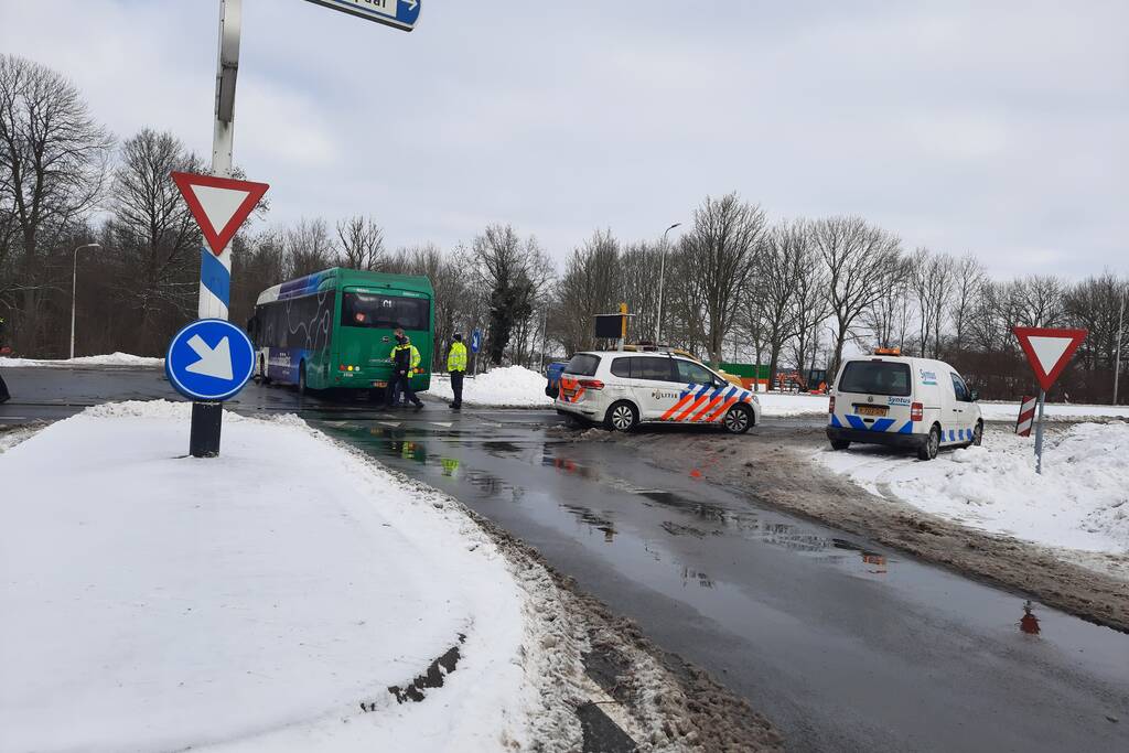 Lijnbus comfortRRReis en auto botsen op kruising