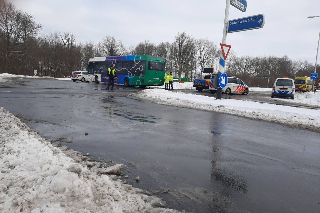 Lijnbus comfortRRReis en auto botsen op kruising