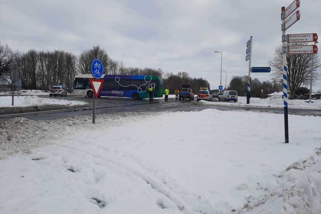 Lijnbus comfortRRReis en auto botsen op kruising