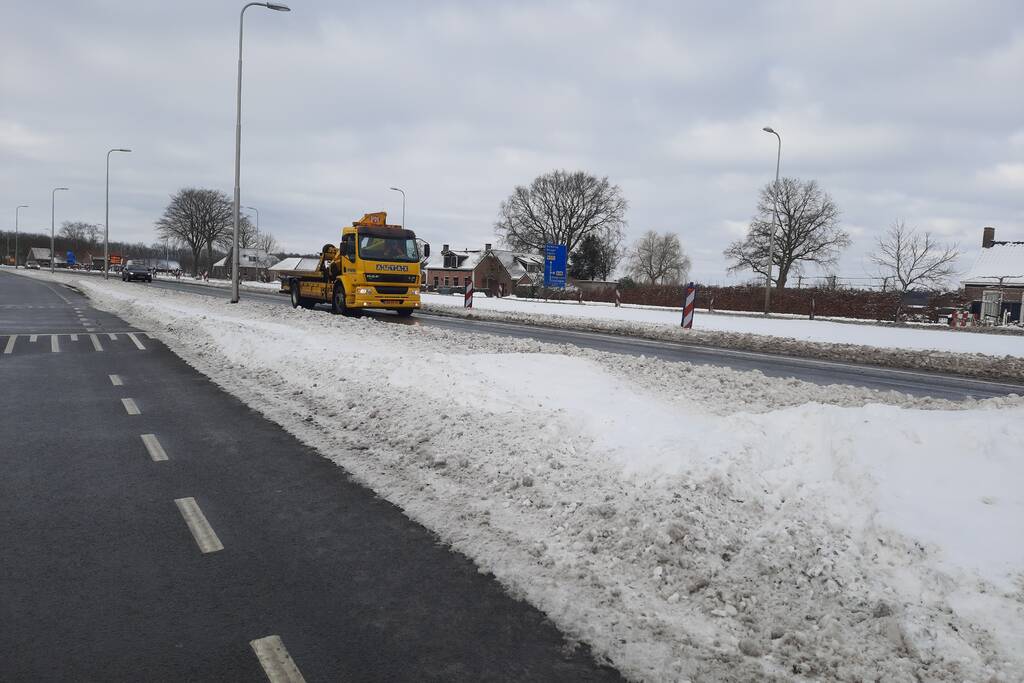 Lijnbus comfortRRReis en auto botsen op kruising