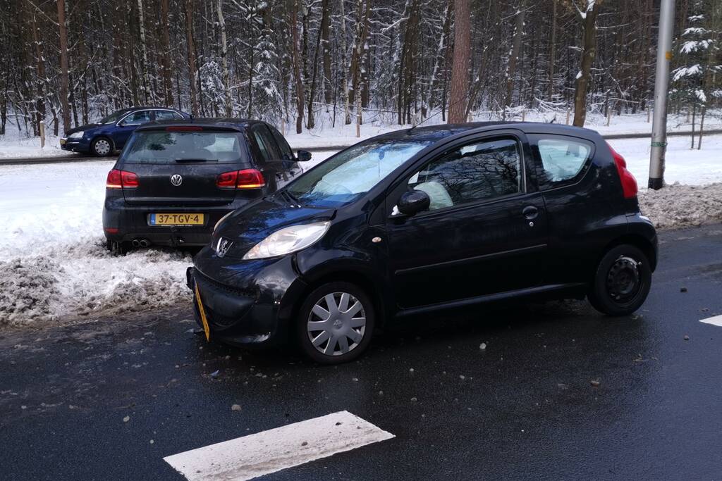Meerdere auto's botsen op elkaar