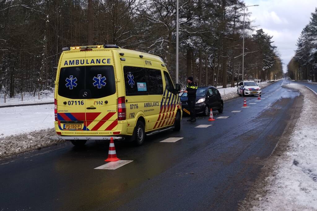 Meerdere auto's botsen op elkaar
