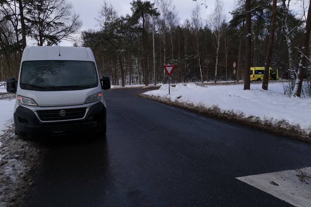 Meerdere auto's botsen op elkaar