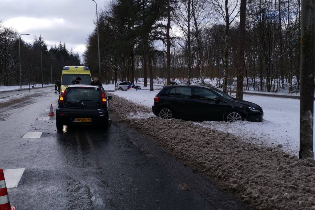 Meerdere auto's botsen op elkaar