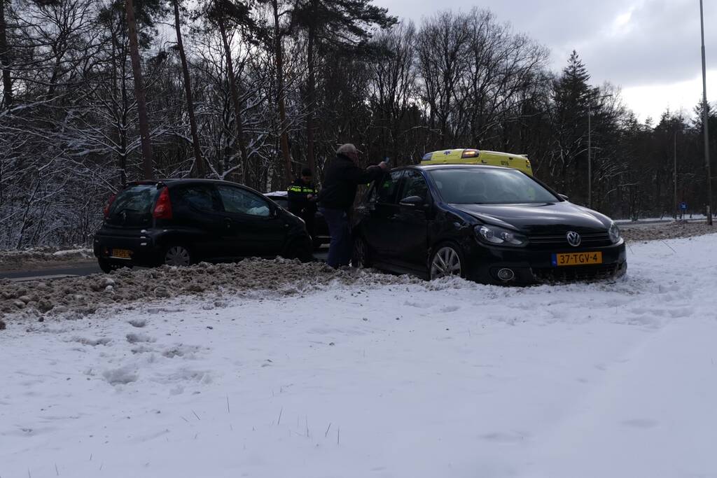 Meerdere auto's botsen op elkaar