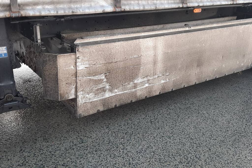 Vrachtwagen en bakwagen botsen op kruising