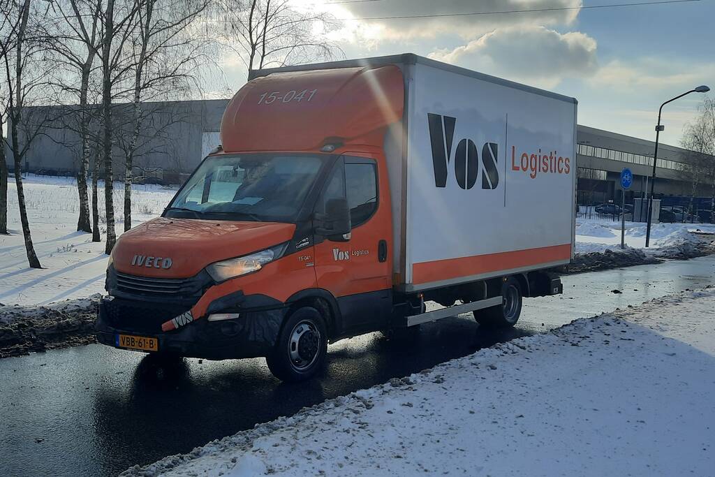 Vrachtwagen en bakwagen botsen op kruising