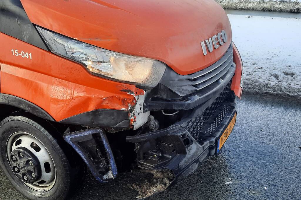 Vrachtwagen en bakwagen botsen op kruising