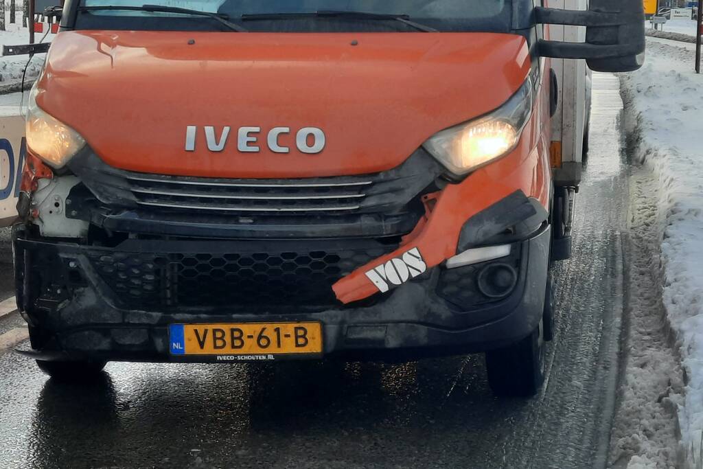 Vrachtwagen en bakwagen botsen op kruising