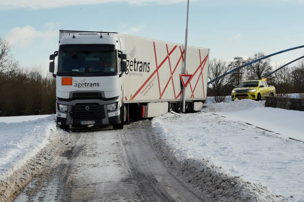 Vrachtwagenchauffeur rijdt zich vast