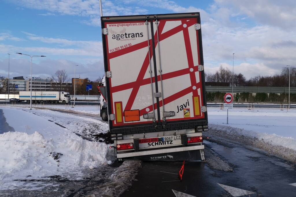 Vrachtwagenchauffeur rijdt zich vast