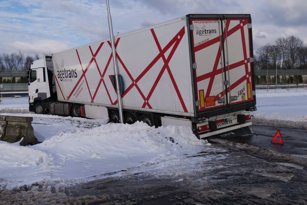 Vrachtwagenchauffeur rijdt zich vast