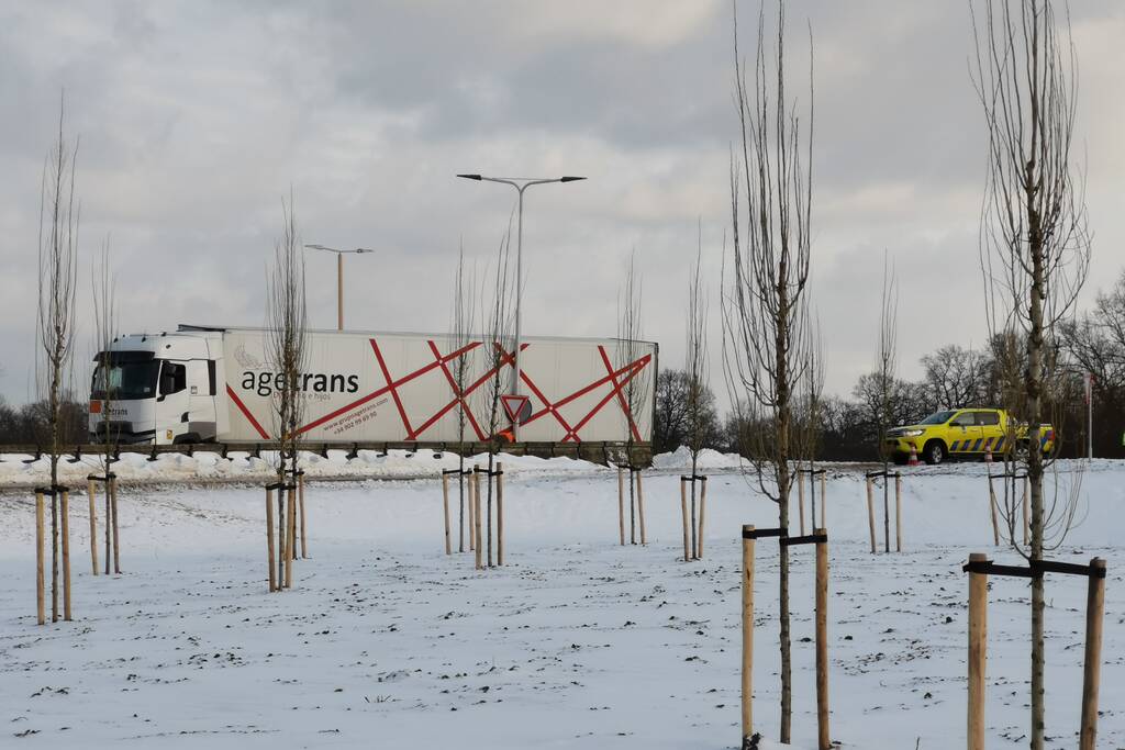 Vrachtwagenchauffeur rijdt zich vast