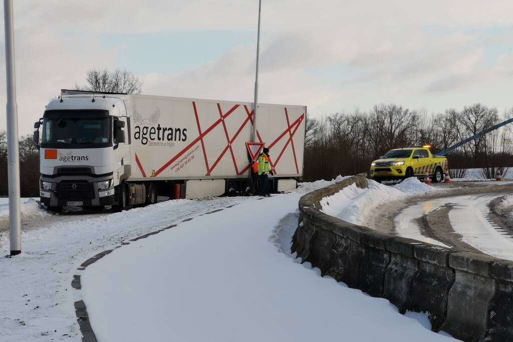 Vrachtwagenchauffeur rijdt zich vast
