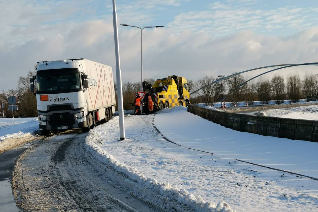 Vrachtwagenchauffeur rijdt zich vast