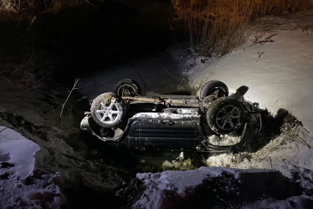 Personenauto raakt ondersteboven in sloot