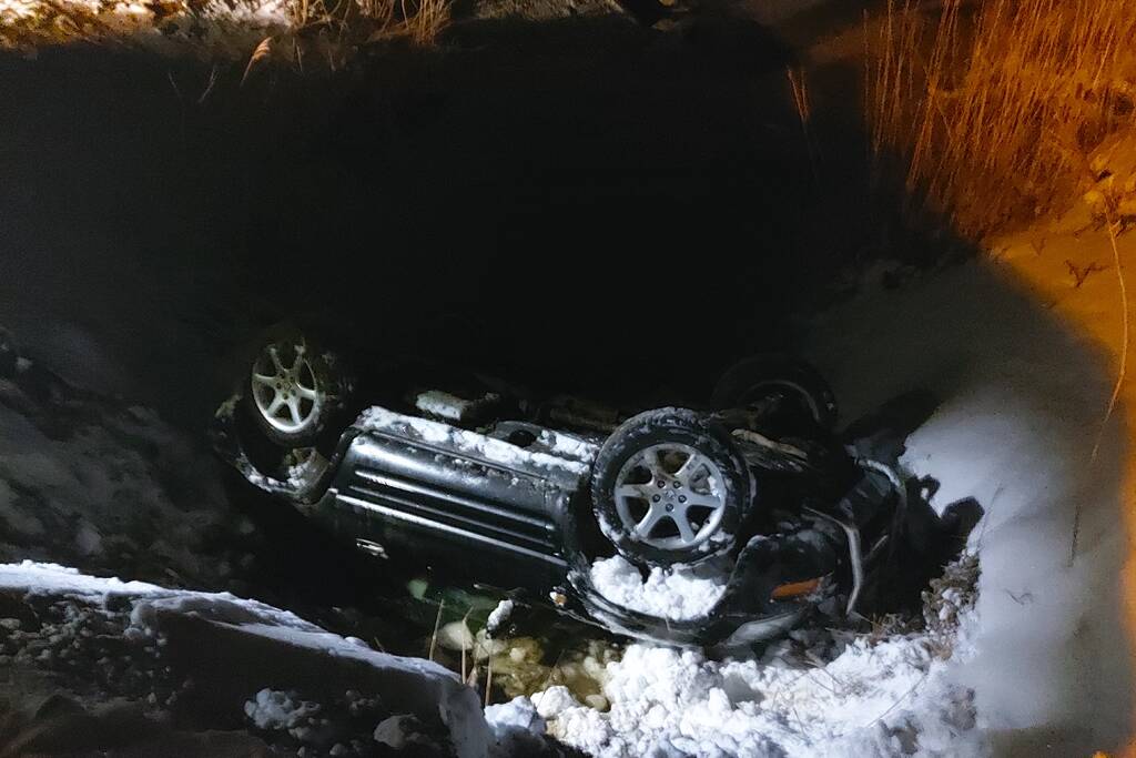 Personenauto raakt ondersteboven in sloot