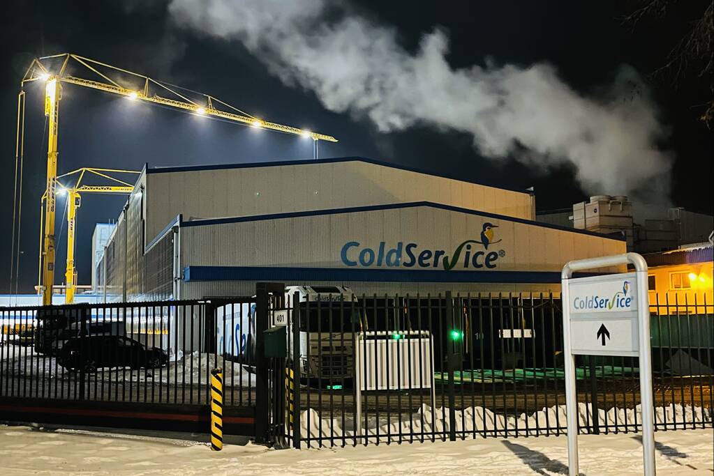 Dak van ColdService staat op instorten na sneeuwval