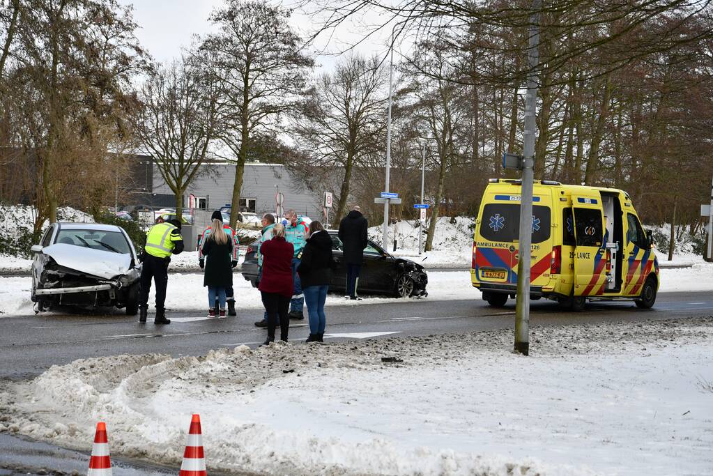 Flinke schade bij aanrijding tussen twee auto's