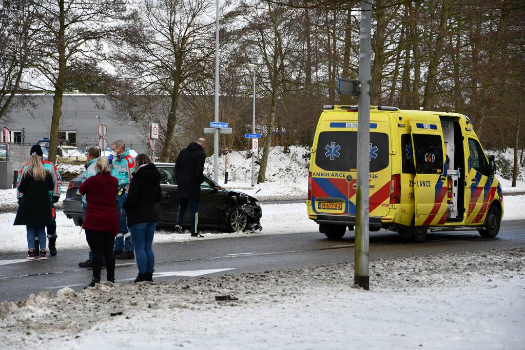Flinke schade bij aanrijding tussen twee auto's