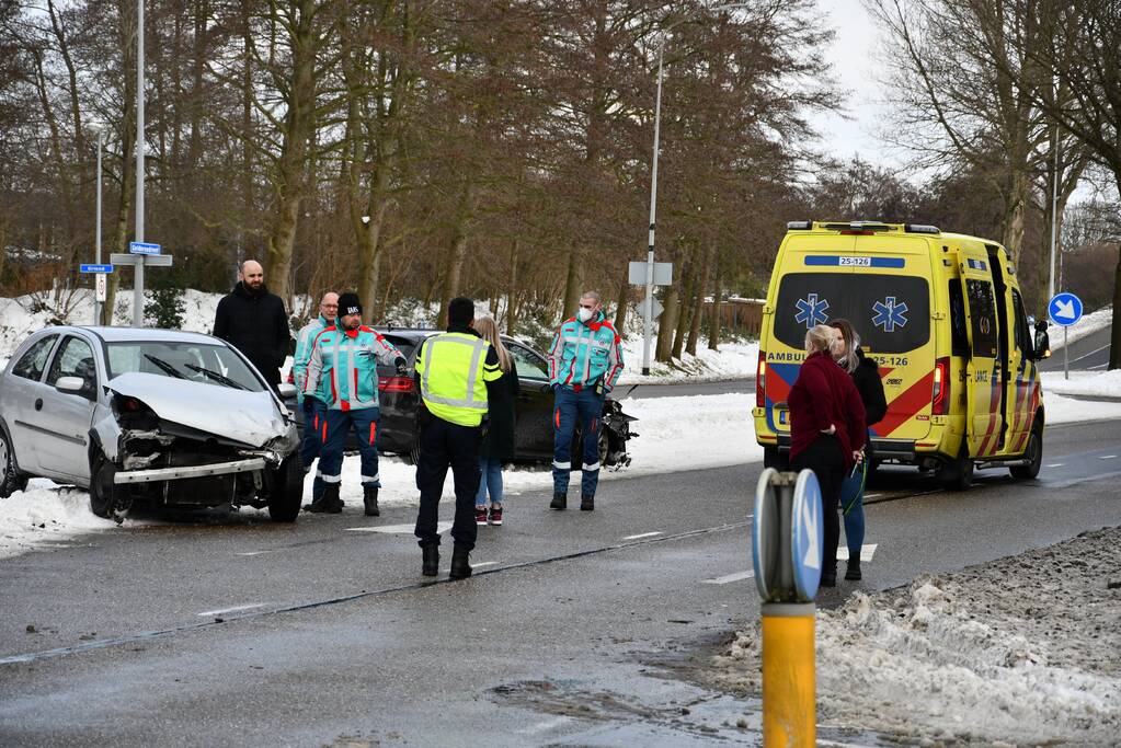 Flinke schade bij aanrijding tussen twee auto's