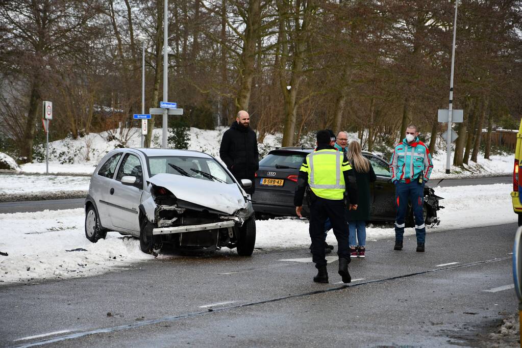 Flinke schade bij aanrijding tussen twee auto's