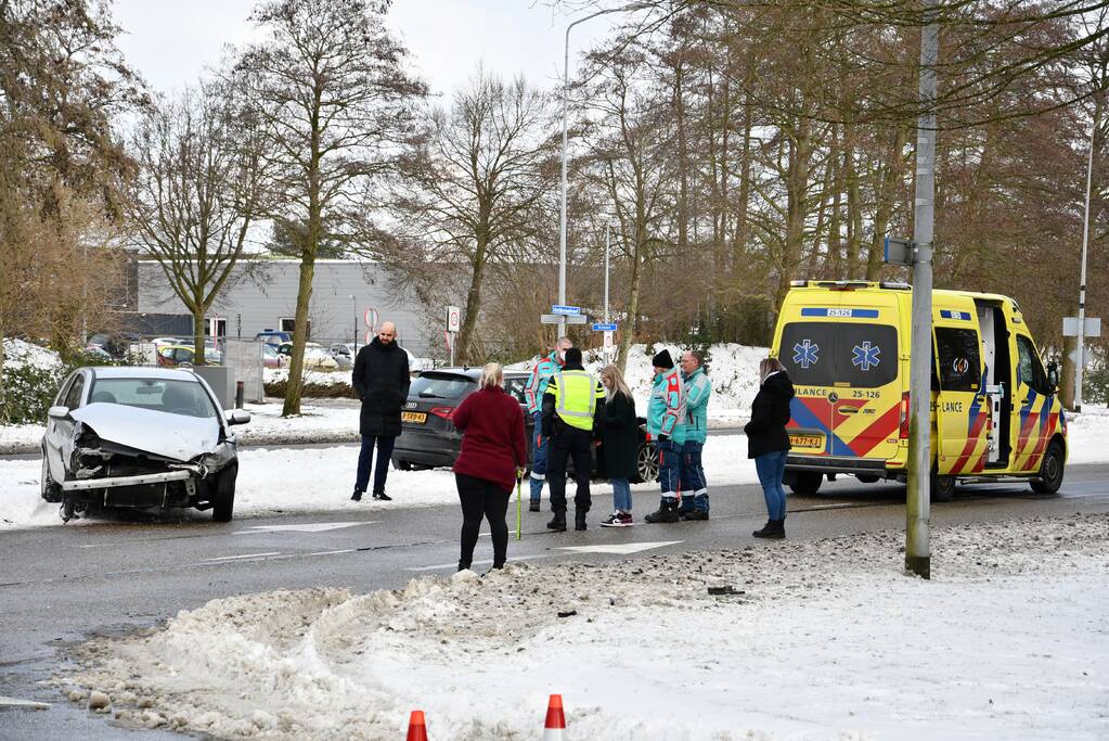Flinke schade bij aanrijding tussen twee auto's
