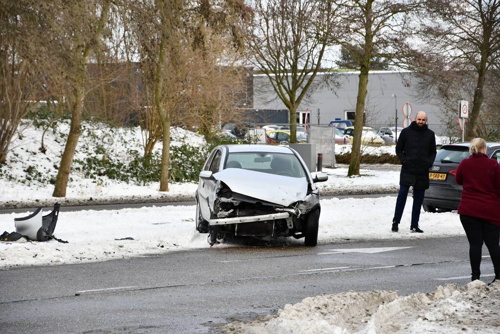 Flinke schade bij aanrijding tussen twee auto's