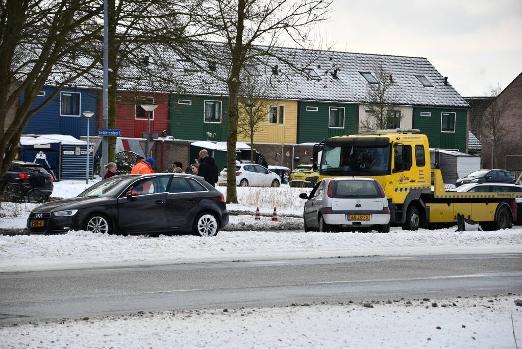 Flinke schade bij aanrijding tussen twee auto's
