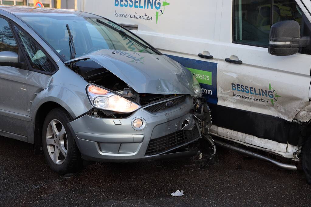 Botsen op kruising bedrijventerrein De Hoef