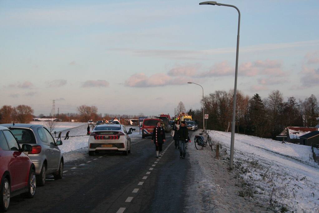 Drie personen zakken door het ijs