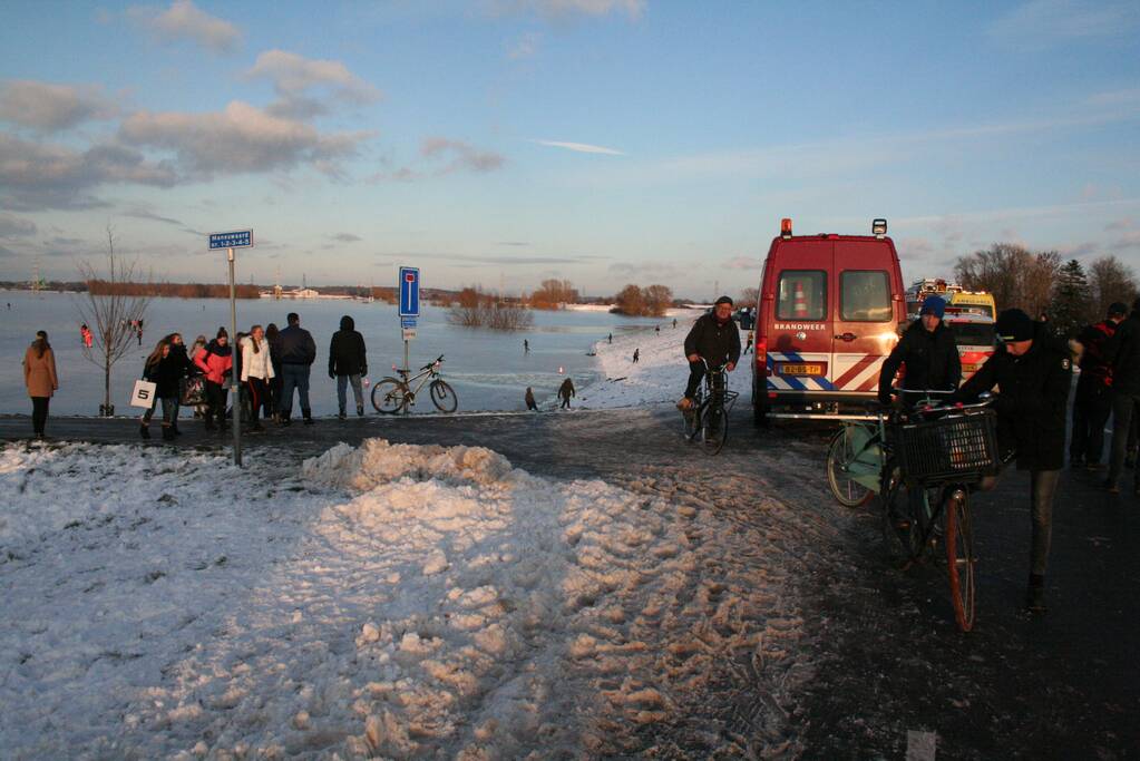Drie personen zakken door het ijs