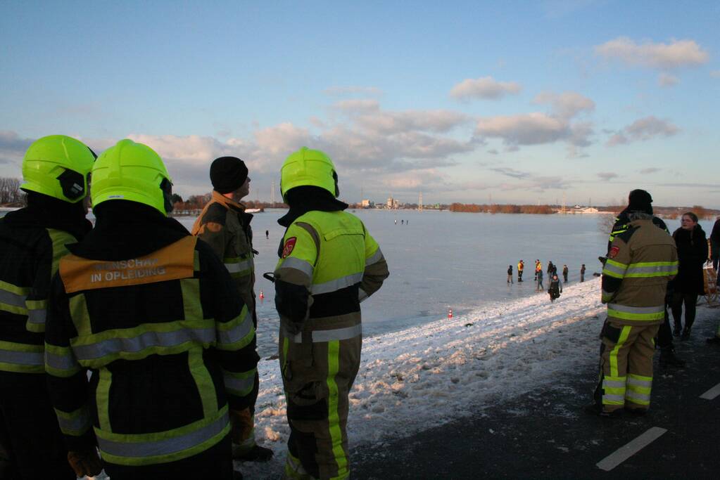 Drie personen zakken door het ijs