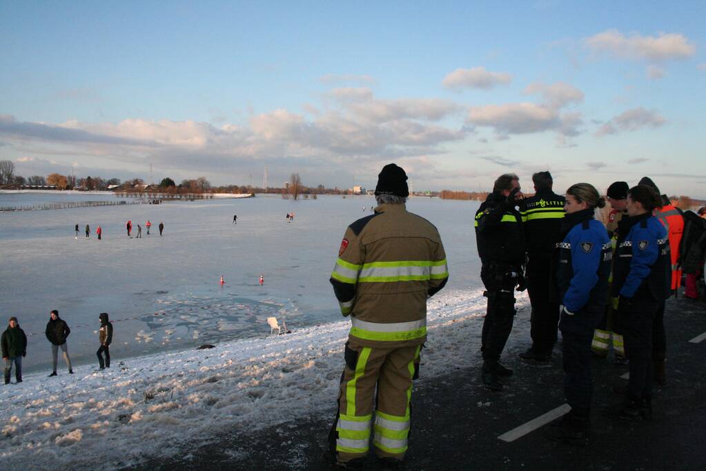 Drie personen zakken door het ijs