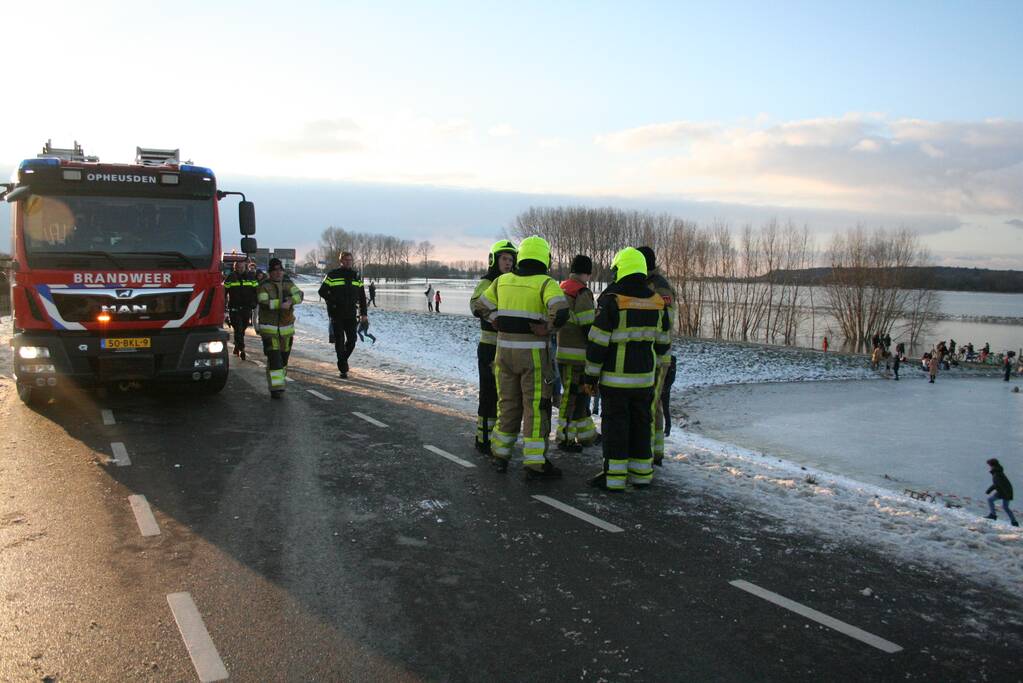Drie personen zakken door het ijs