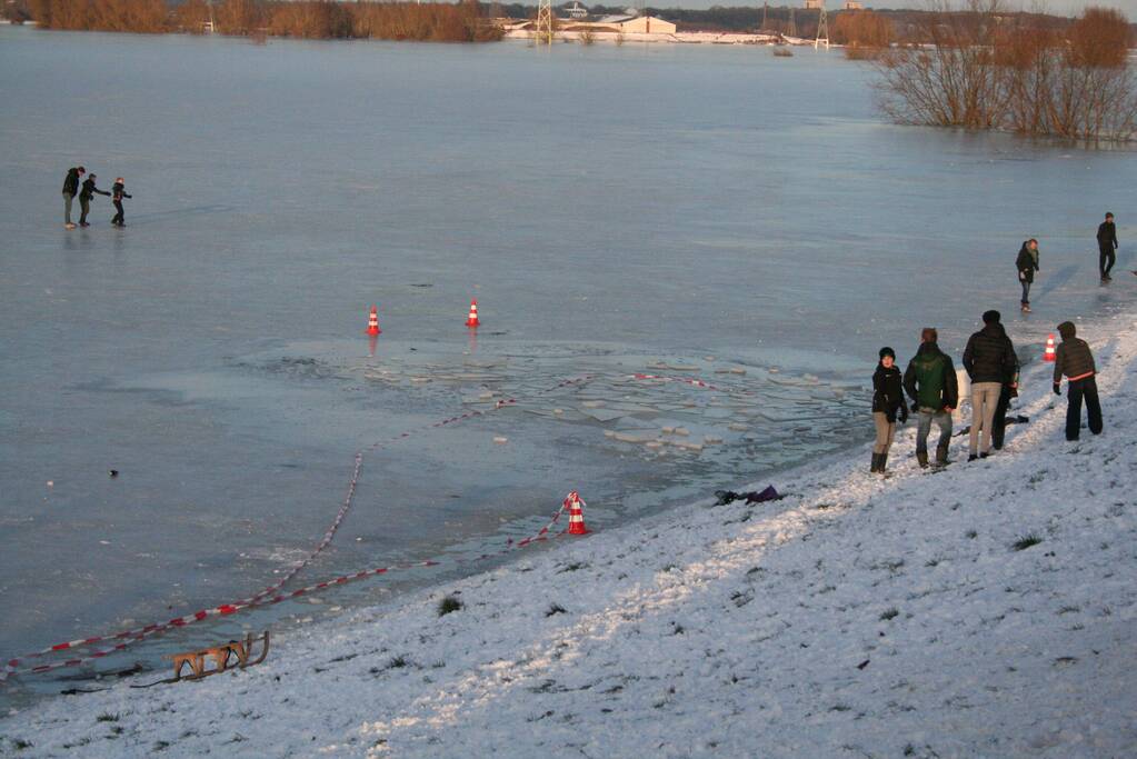 Drie personen zakken door het ijs