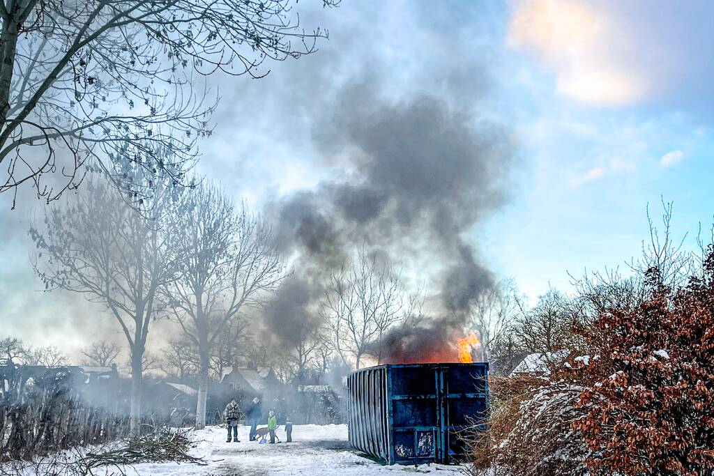 Felle brand in container met bouwafval