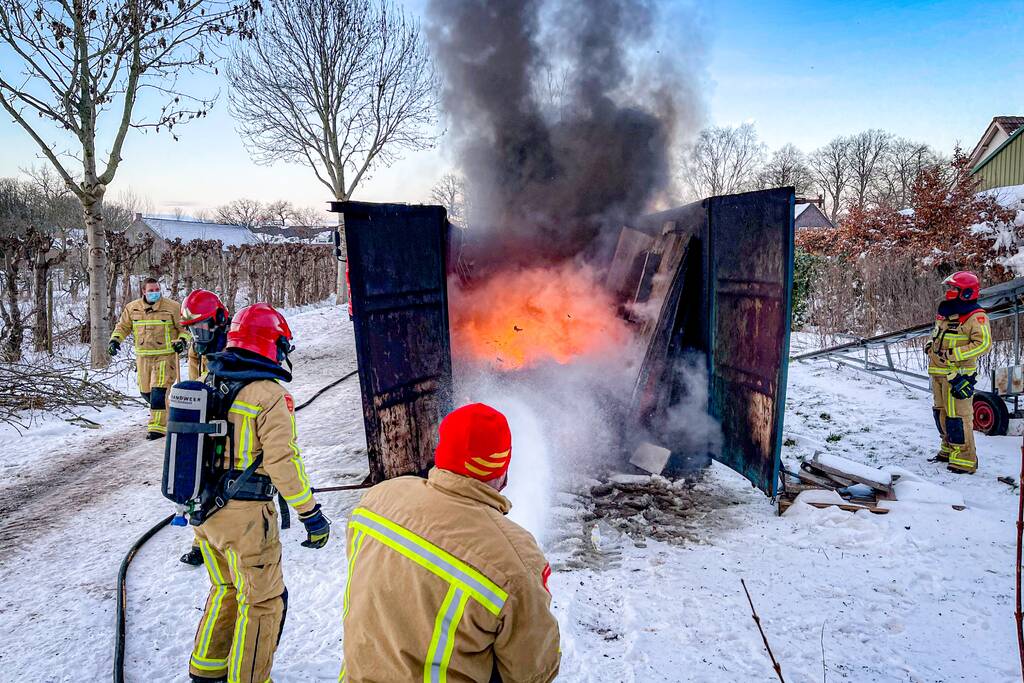 Felle brand in container met bouwafval