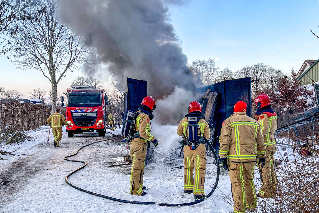 Felle brand in container met bouwafval