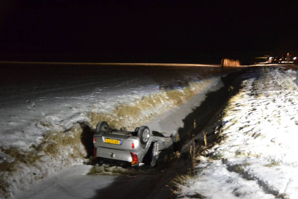 Auto op z´n kop in de sloot