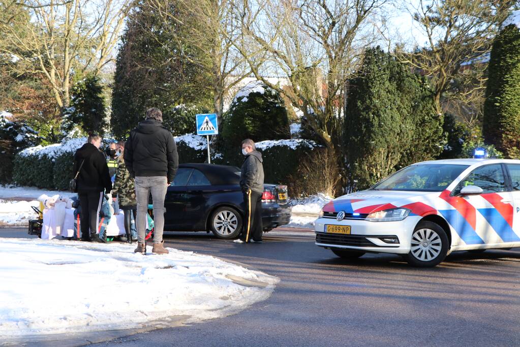 Fietsster gewond bij aanrijding met auto op rotonde