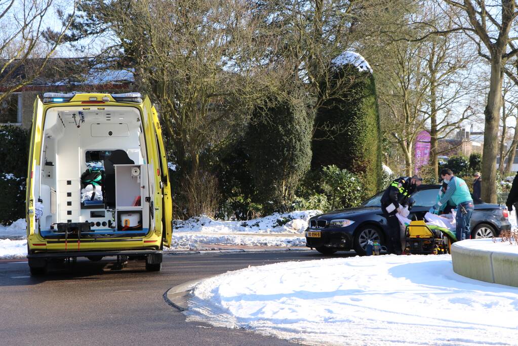 Fietsster gewond bij aanrijding met auto op rotonde