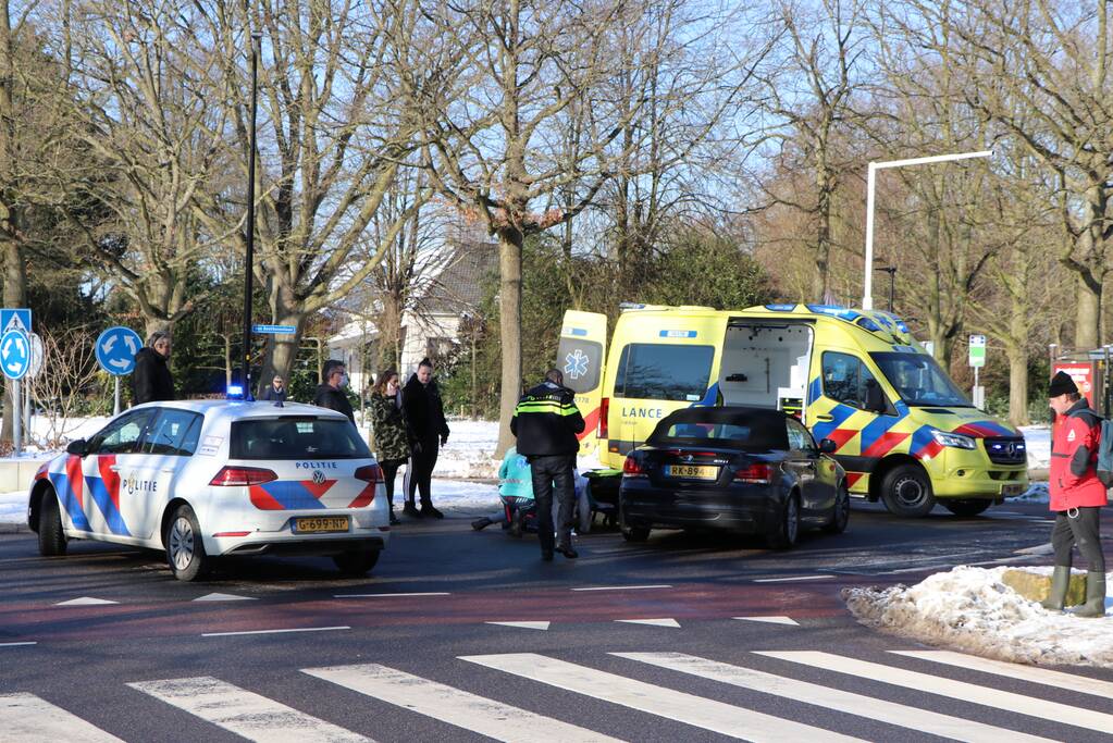 Fietsster gewond bij aanrijding met auto op rotonde
