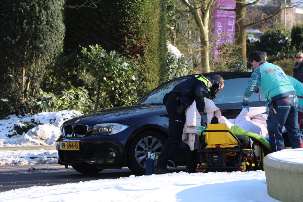 Fietsster gewond bij aanrijding met auto op rotonde
