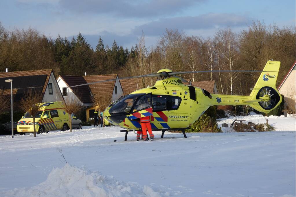Traumahelikopter landt in sneeuw