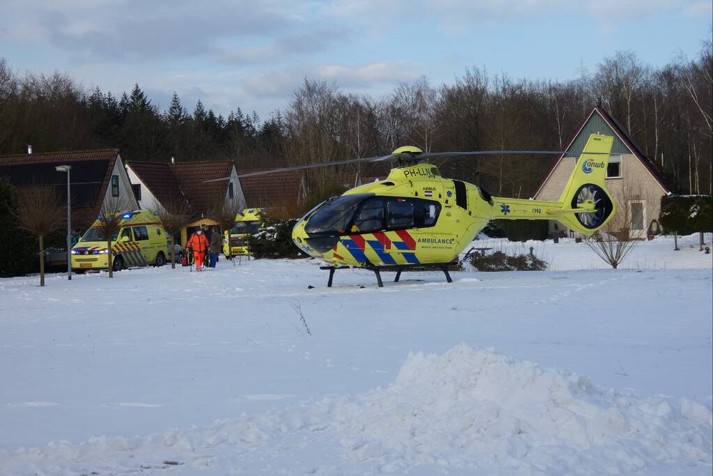 Traumahelikopter landt in sneeuw