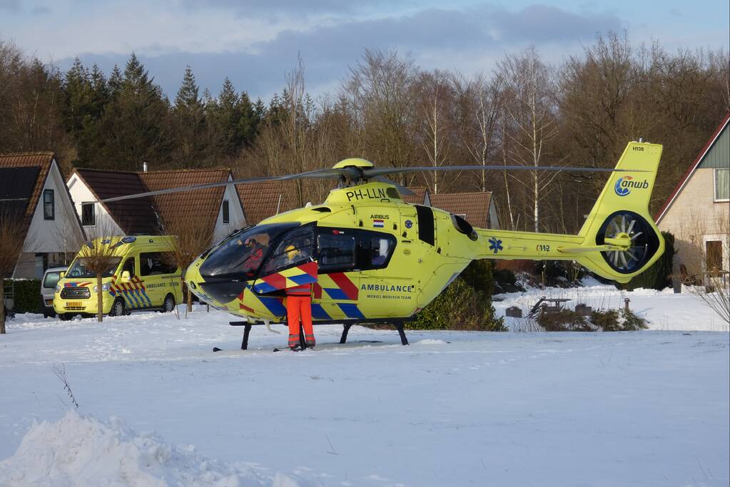 Traumahelikopter landt in sneeuw