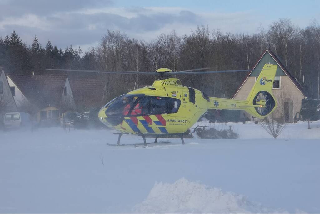 Traumahelikopter landt in sneeuw