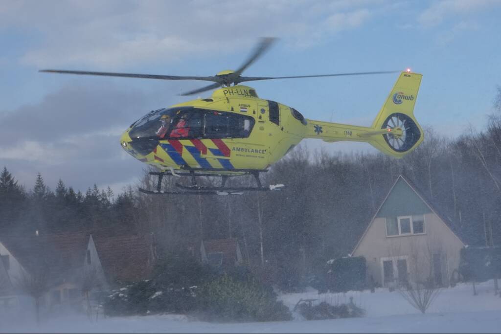 Traumahelikopter landt in sneeuw